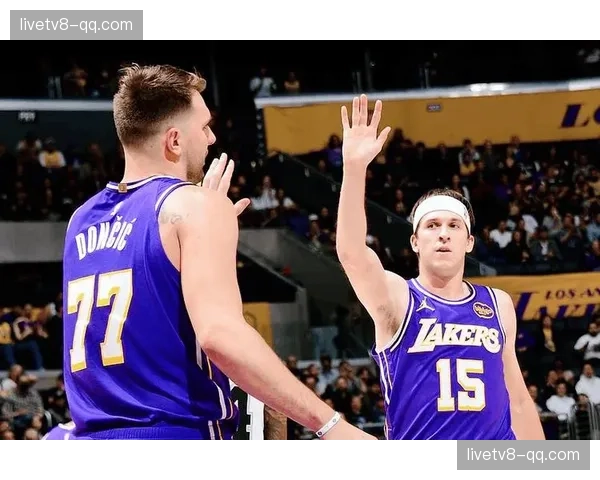 湖人替补席贡献稳定 里夫斯艾顿合砍24分